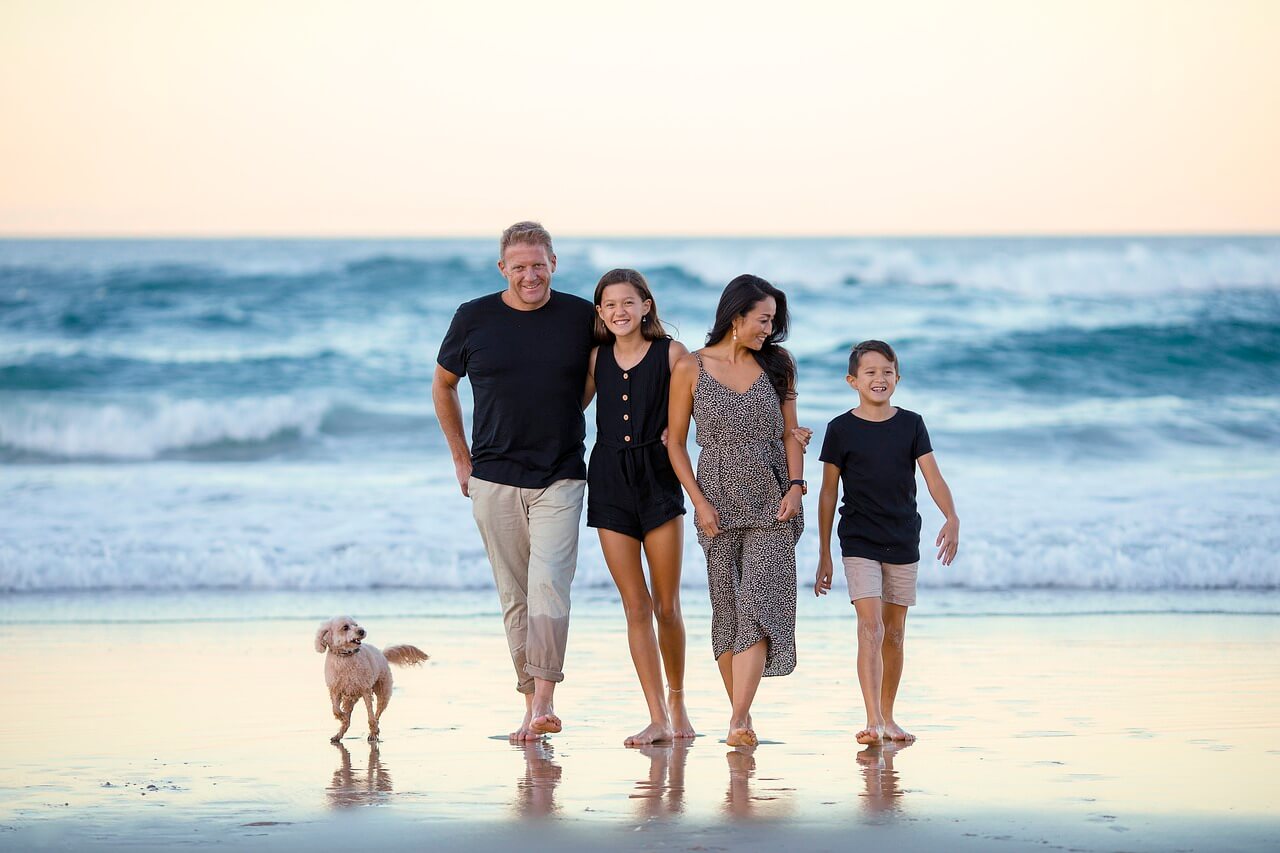 familywalkingonbeach