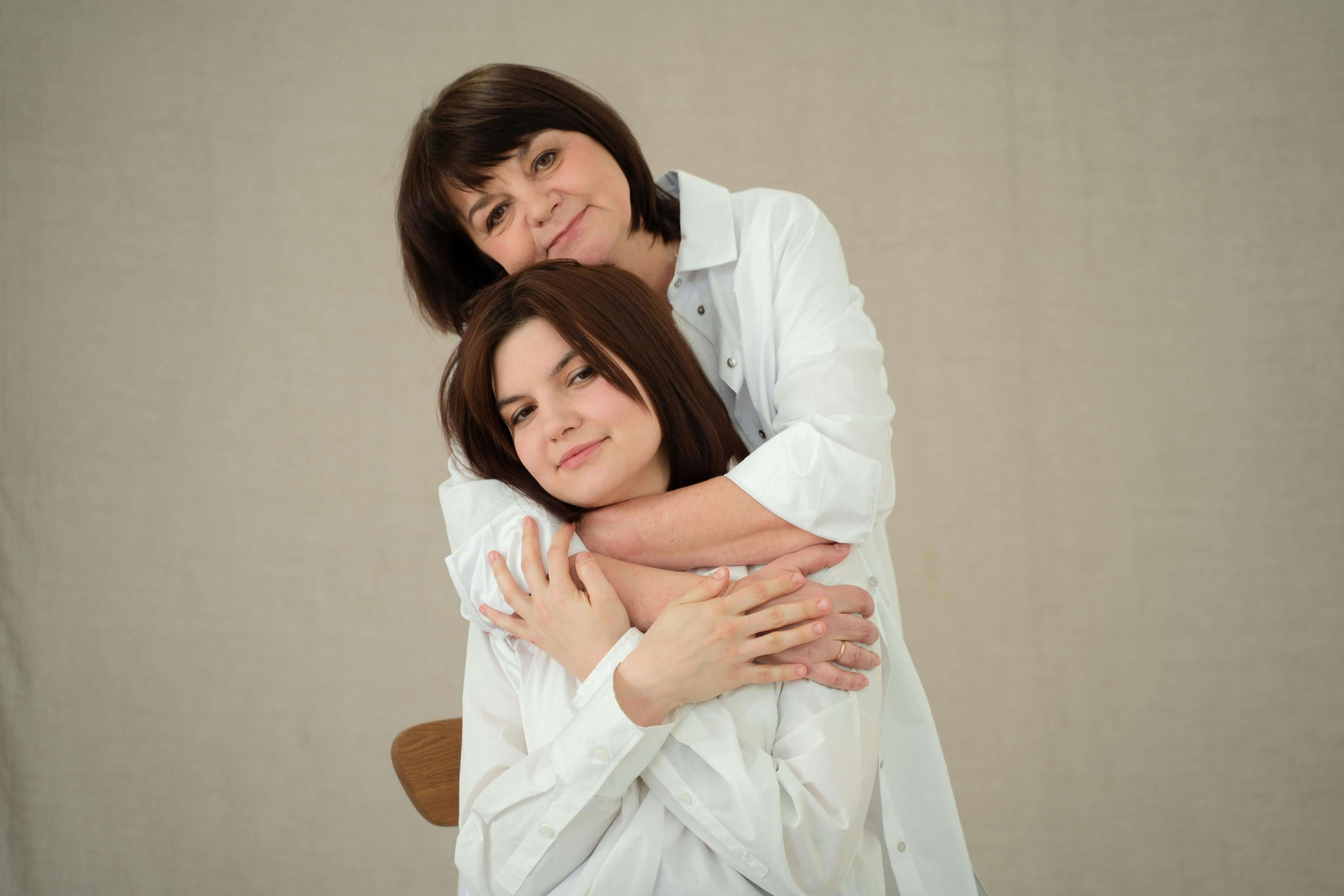 momanddaughterhug