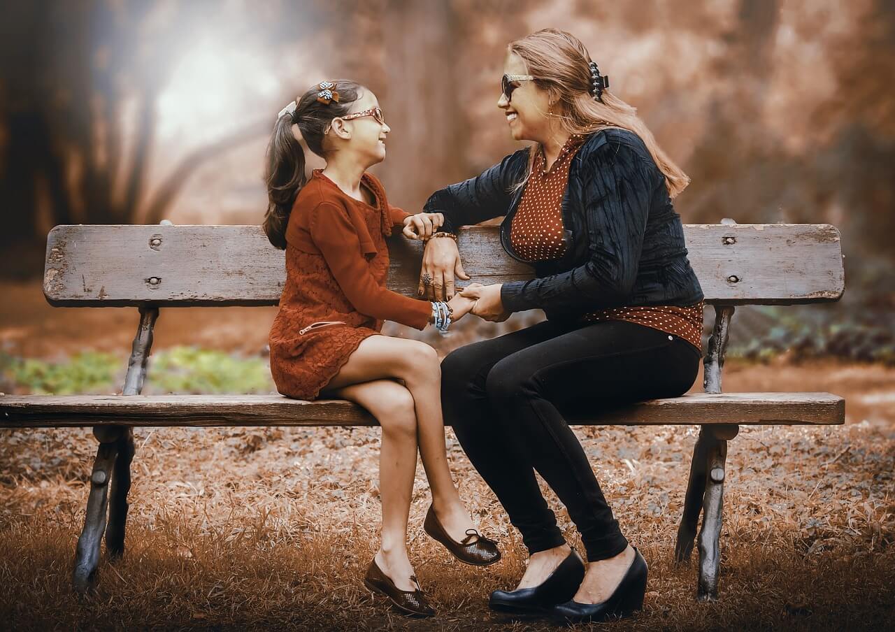 momanddaughteronbench